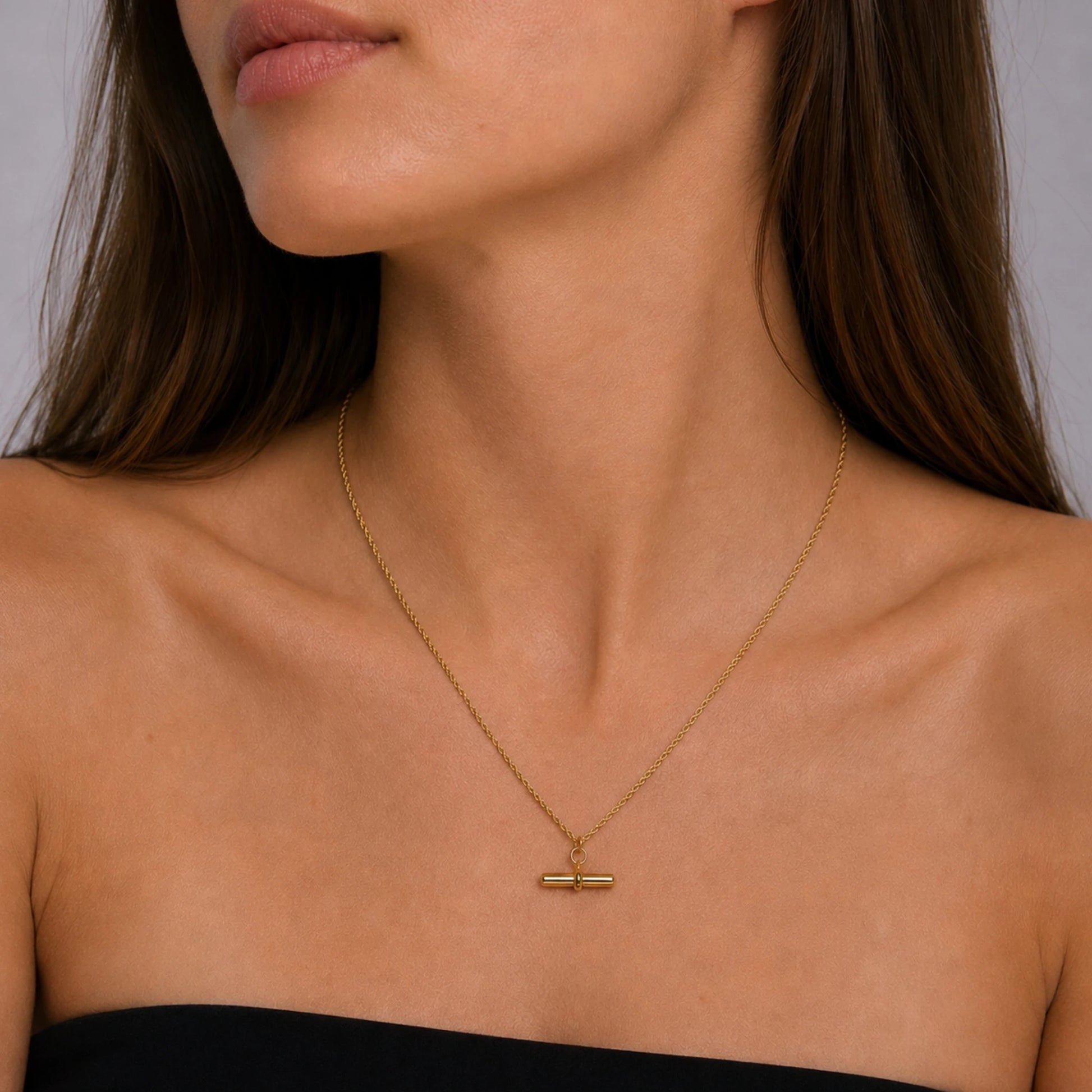 Model wearing a 14ct gold vermeil T-bar pendant necklace.